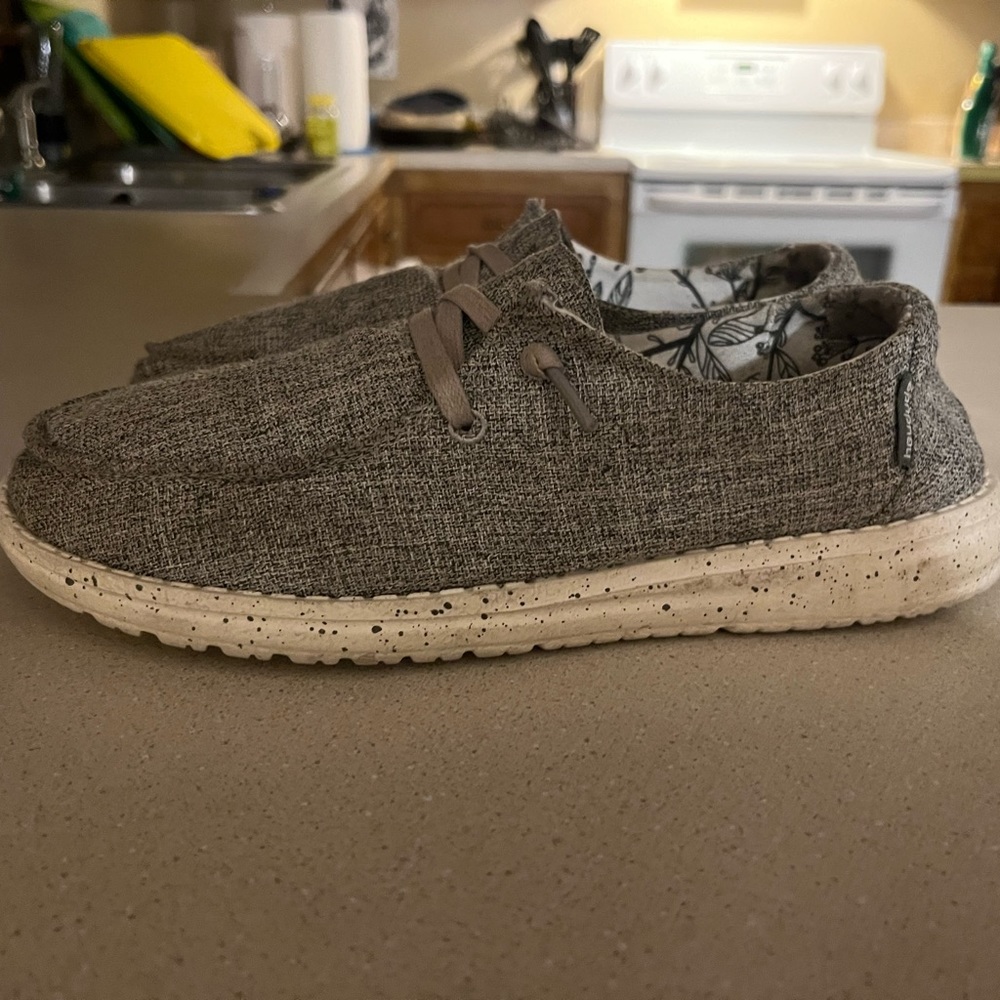 Women’s size 7 hey dudes